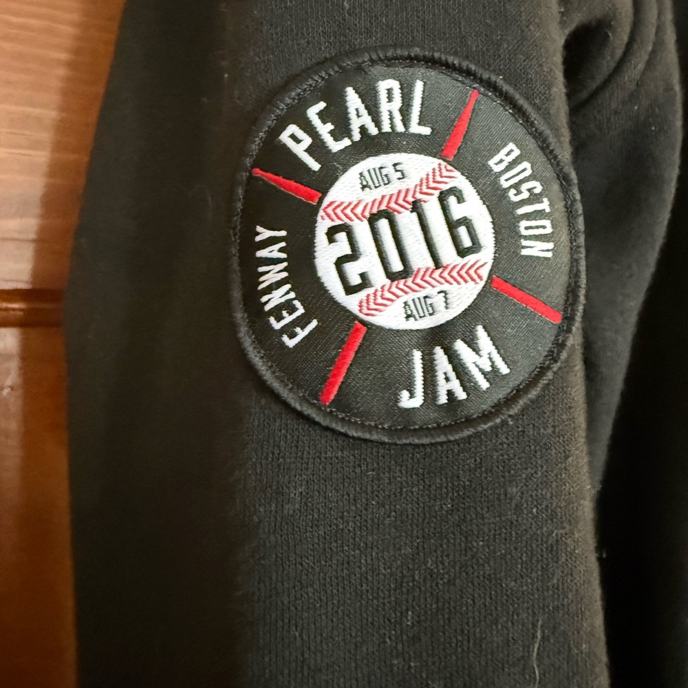Pearl Jam official concert merch - 2016 Wrigley hoodie - Picture 4 of 7